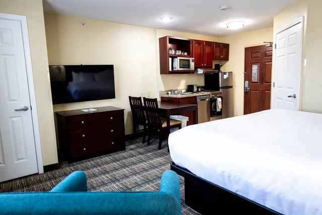 غرفة بسرير كينج، MainStay Suites Coralville - Iowa City 5/10