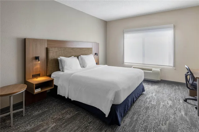 غرفة بسرير كينج مع أريكة، Best Western Louisville South / Shepherdsville 2/3