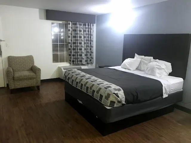 غرفة قياسية مفردة بسرير كينج، Regency Inn 1/1