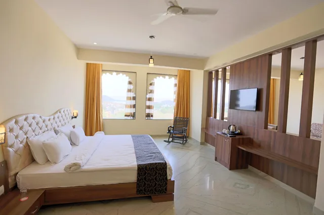 Lake, Premier, King Bed، Regenta Central Mewargarh 2/2