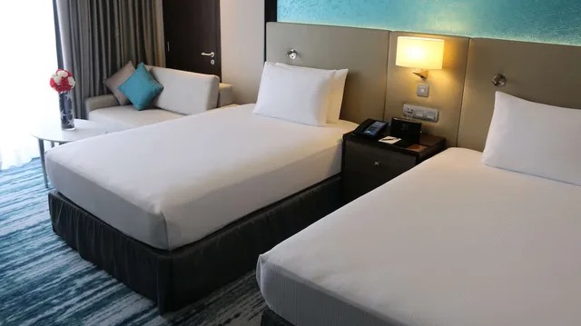 غرفة قياسية بسريرين منفصلين، Radisson Blu Hotel & Resort Al Ain 5/7