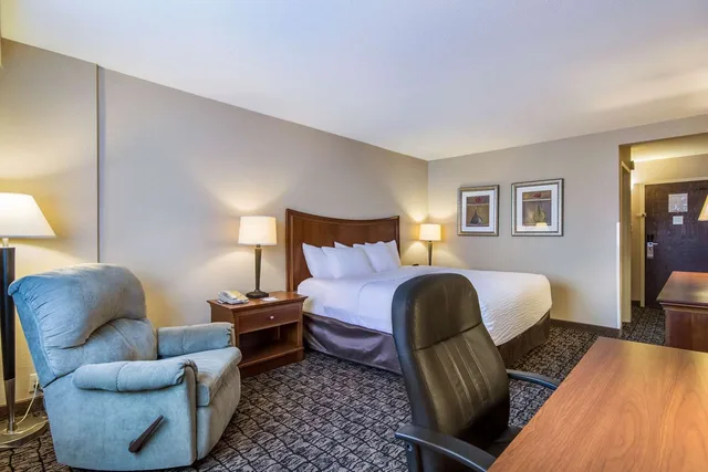غرفة بسرير كينج، Cayuga Blu Hotel 2/3