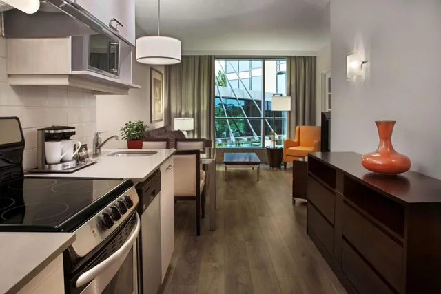 جناح بسرير مزدوج بغرفة نوم واحدة مع أريكة بمطبخ، Hilton Toronto Markham Suites Conference Centre Spa 4/5