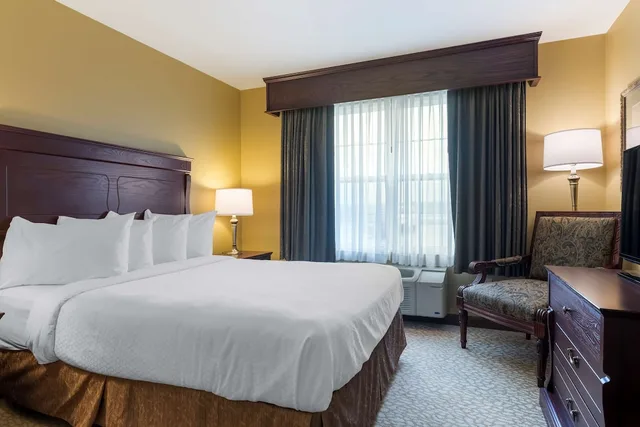 جناح بسرير كوين مع أريكة بمنطقة جلوس، Best Western Plus Grand-Sault Hotel & Suites 2/8