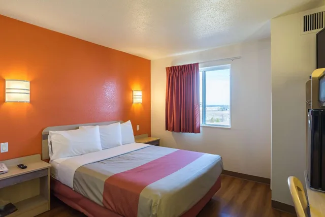غرفة بسرير كوين لذوي الإعاقة، Motel6 Dale, IN 3/8