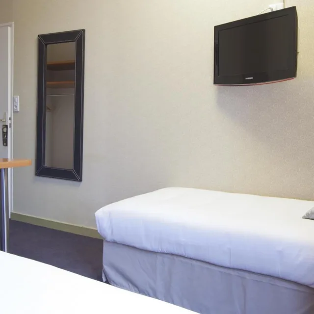 غرفة ثلاثية، Hôtel Duquesne 6/10