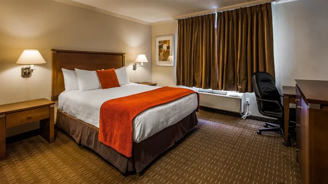 غرفة قياسية بسرير كوين في الطابق الأرضي، Best Western Plus Guildwood In 2/4