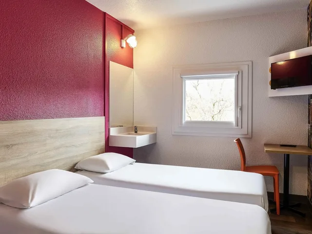 Car, Double Bed, Side View، hotelF1 Montpellier Est 1/8