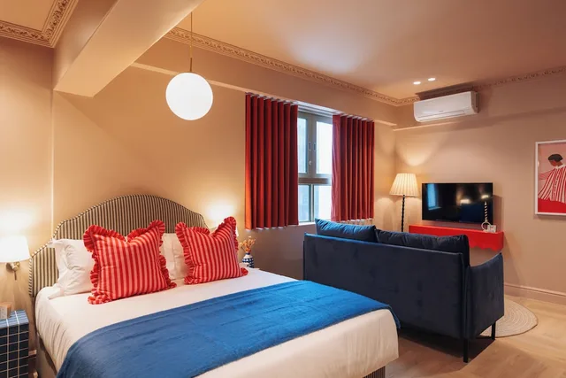 غرفة قياسية بسرير كوين، The Trade Boutique Hotel 1/4