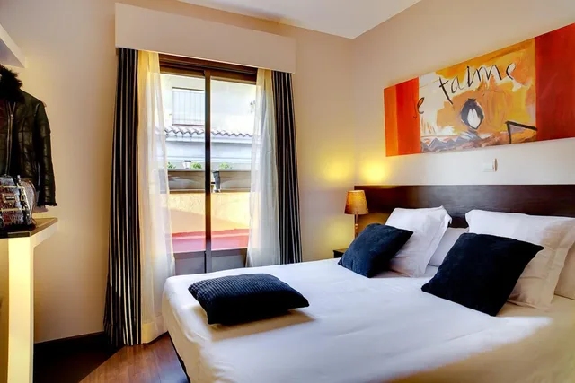 غرفة بسرير مزدوج بشرفة، THC TIRSO MOLINA HOSTEL 1/4