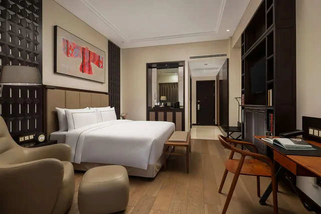 غرفة ديلوكس بسرير كينج بشرفة، DoubleTree by Hilton Shanghai Hongqiao 2/2
