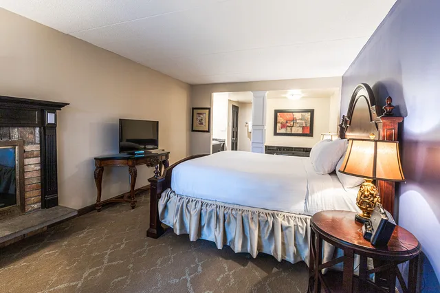 جناح بسرير كينج بغرفتين بجاكوزي في المبنى الرئيسي، Old Stone Inn Boutique Hotel 2/2