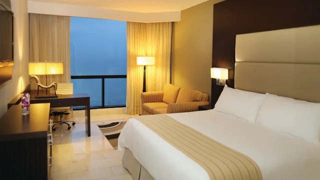 غرفة بريميوم بسرير كينج بإطلالة على البحر، Intercontinental Miramar Panama 2/6