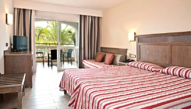 غرفة بسرير مزدوج أو سريرين منفصلين بشرفة، Beach Club Font de Sa Cala 1/1