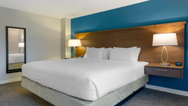 جناح بسرير كوين بغرفة نوم واحدة مع أريكة، Staybridge Suites Hotel Calgary Airport 1/6