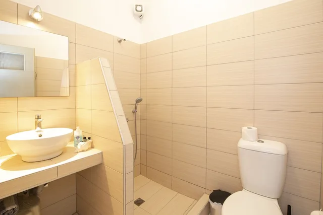 غرفة قياسية ثلاثية بسرير مزدوج وسرير فردي، Thira S Dolphin Hotel 1/1
