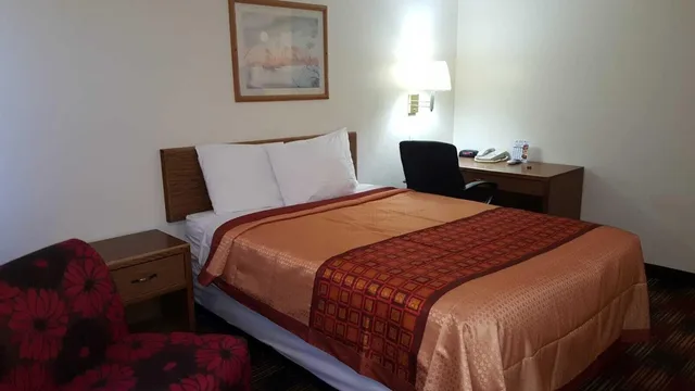 جناح بسرير كوين، Americas Best Value Inn & Suites Harrisonville 1/1