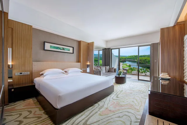 غرفة بريميير بسرير كينج بإطلالة على البحيرة، Mission Hills Resort Dongguan 1/1