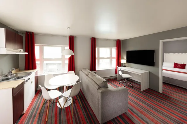 جناح جونيور، Hotel Du Nord 6/10