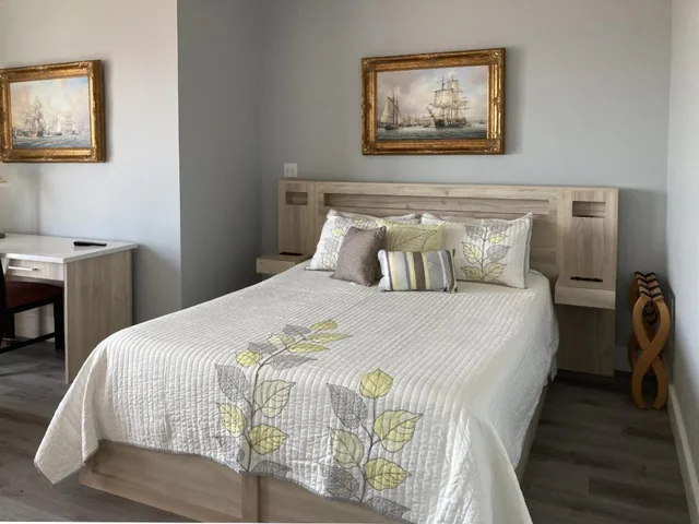 جناح بسرير كوين، Lunenburg Arms Hotel 1/2