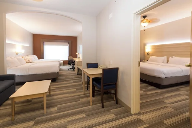 جناح بسرير كينج وسريرين كوين بغرفة نوم واحدة، Holiday Inn Express Hotel Suites Grand Blanc 1/2