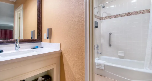 Standard, King Bed, Exterior Entrance، Best Western Plus Dixon Davis 7/9