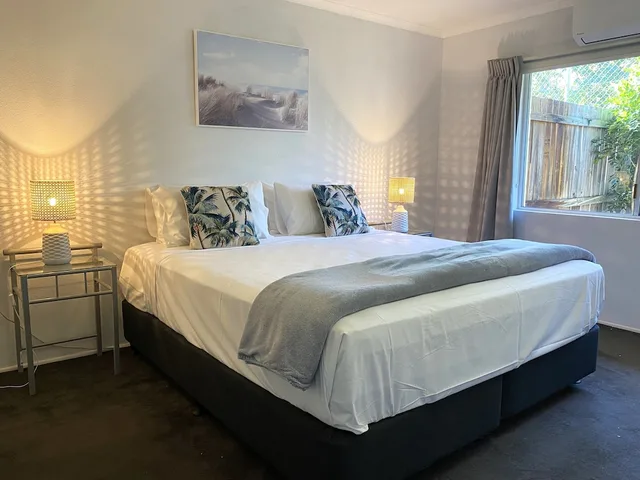 شقة ديلوكس بسرير كينج وسريرين منفصلين، Lychee Tree Holiday Apartments 1/4