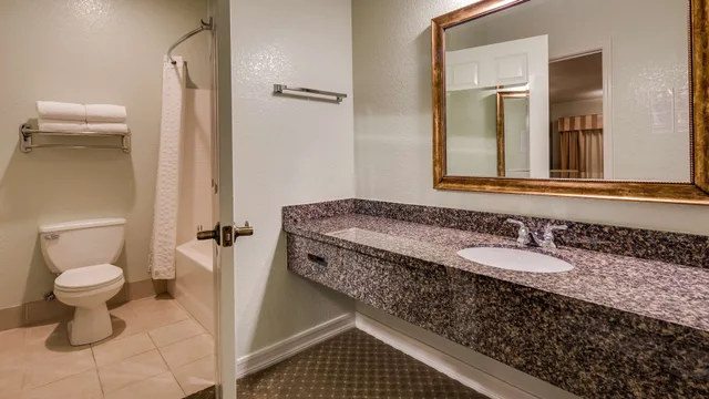 Standard, King Bed, Jetted Tub, Best Western Plus Bayshore Inn 8/9