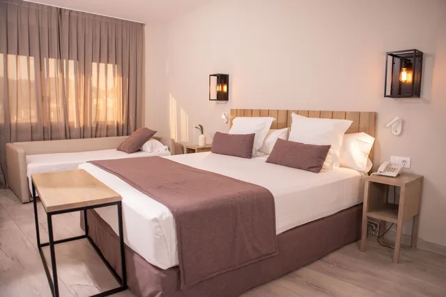 غرفة سوبيريور ثلاثية بسريرين منفصلين مع أريكة، RVHotels Broquetas Spa Termal 2/5