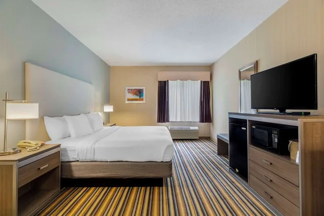 استوديو بسرير كينج مع أريكة بمطبخ، Best Western Plus New England Inn & Suites 1/4
