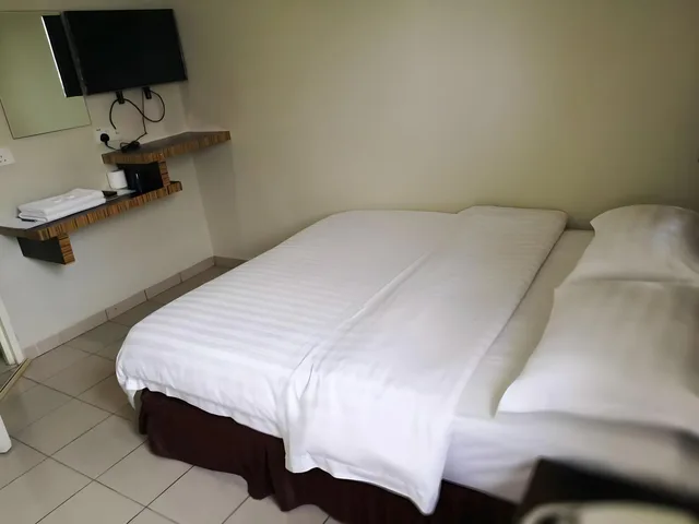 غرفة بسرير كينج وسرير كوين، Hotel Traveller 1/2