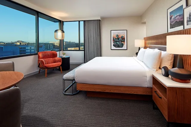 Sonora, Swim, Club, King Bed، Senna House Scottsdale, Curio Collection by Hilton 1/6