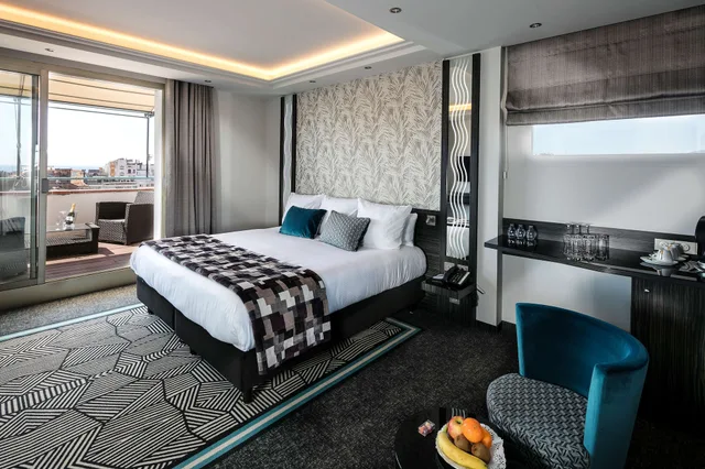 جناح فاخر بسرير كينج وسرير كوين بإطلالة على البحر بشرفة، Hotel Le Mondial, BW Premier Collection 3/8