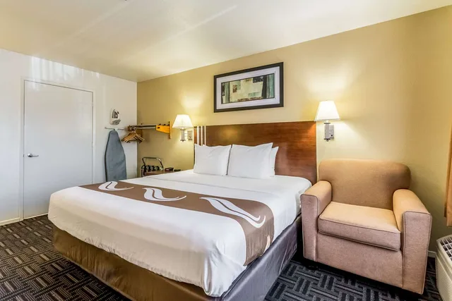 Efficiency, King Bed, Accessible، Quality Inn Fresno Near University 1/6