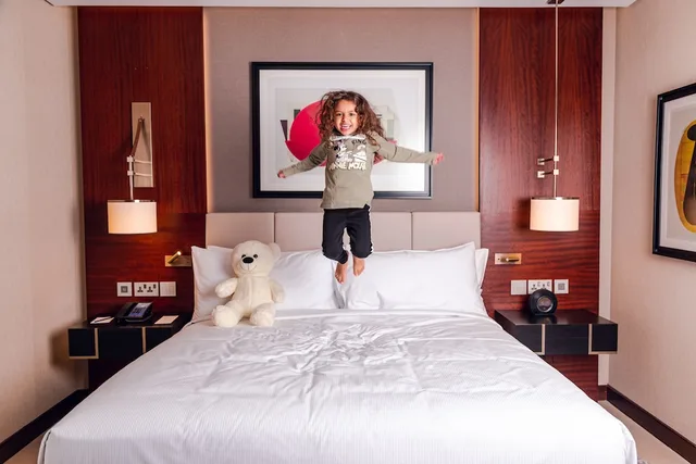 جناح عائلي بسرير كينج بشرفة بغرفتي نوم، Hilton Doha The Pearl Residences 1/6