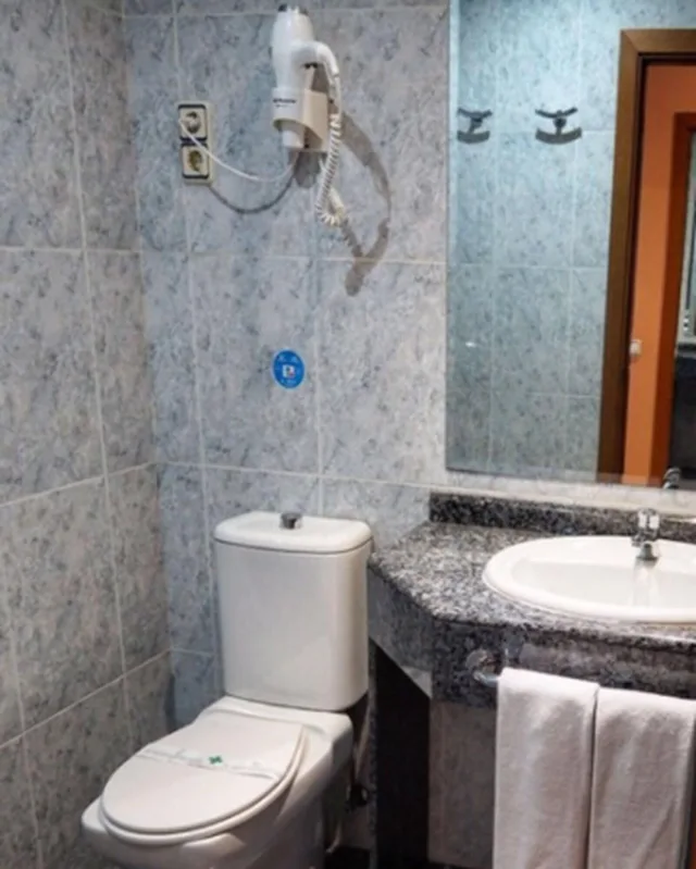 غرفة أساسية ثلاثية، Hotel Humanes 5/7