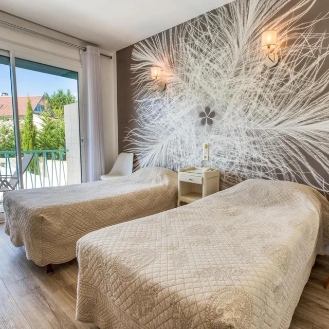 غرفة بسريرين منفصلين بشرفة، Hotel Le Quercy Souillac 4/8