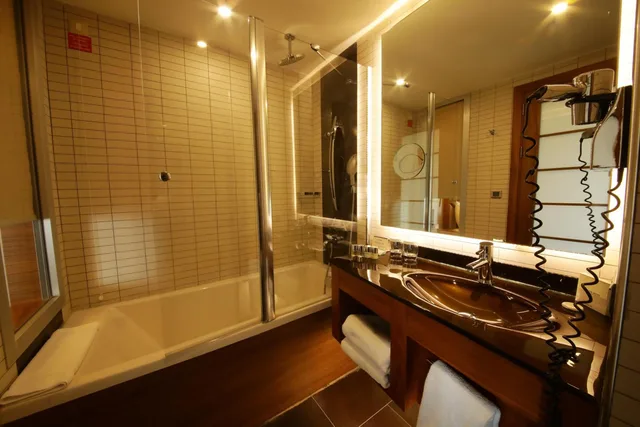 Connecting, Superior, Double Bed, Land View، Cevahir Hotel Istanbul Asia 5/8