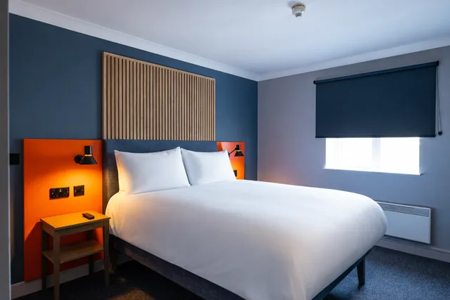 غرفة قياسية بسرير مزدوج، Village Leeds North Hotel Leisure Club 2/9