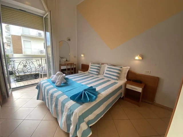 غرفة رباعية بسرير كوين وسرير بطابقين، Hotel Villa Caterina 2/10