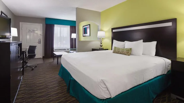 غرفة بسرير كينج للمدخنين، Best Western Inn Florence 3/10