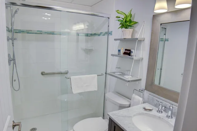 Room, Queen and Twin Beds, Port Side، Nonantum Resort 6/7