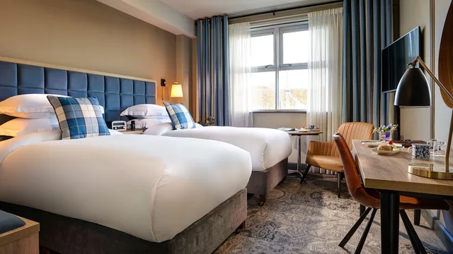 غرفة ديلوكس ثلاثية بسرير مزدوج وسرير فردي، Harbour Hotel 1/2