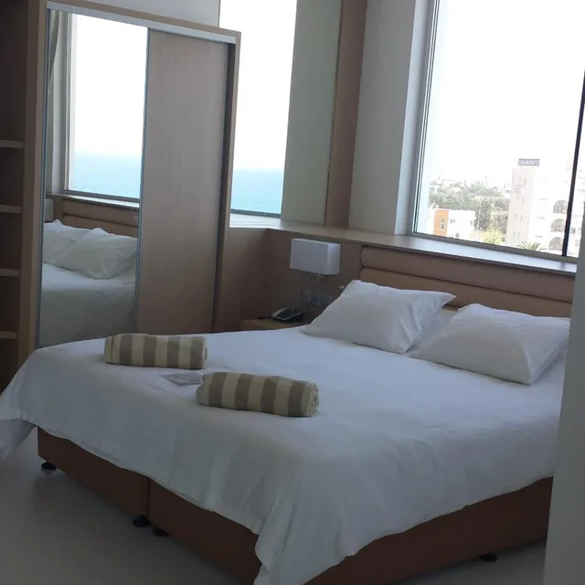جناح بإطلالة على البحر بغرفة نوم واحدة مع أريكة، Vrissaki Beach Hotel 1/5