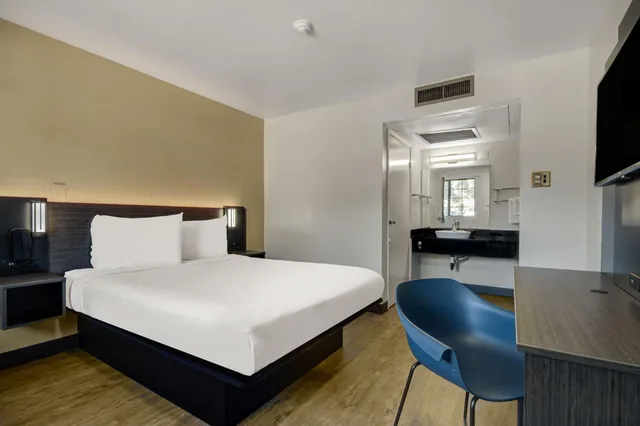 1 Queen Bed - ADA/RI Shower، Motel6 Lompoc, CA 5/10