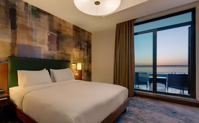 Ambassador, Suite, Double Bed, Lake View, Balcony، Doubletree By Hilton Hotel Van 5/10
