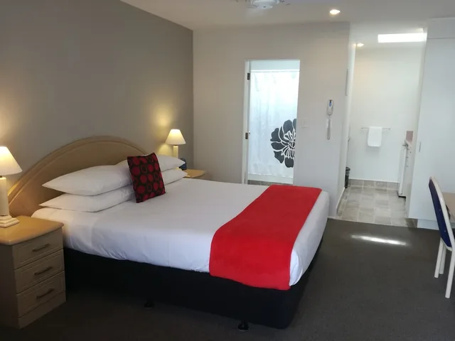 Studio, King Bed, Pacific Motor Inn 3/10