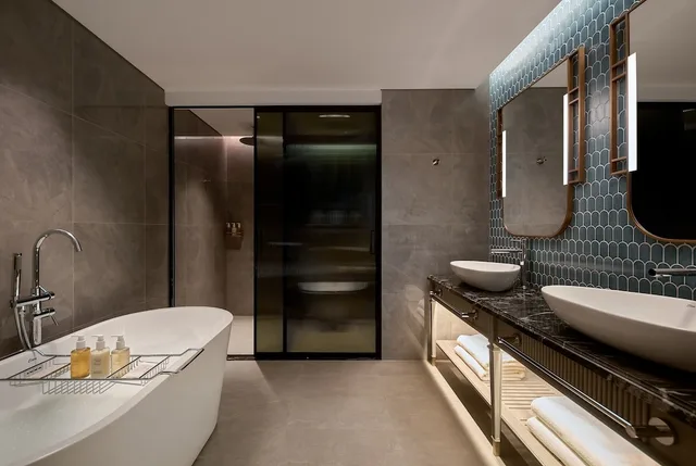 Signature, Suite, King Bed, Partial Lake View، La Siesta Premium Lakeside 6/7