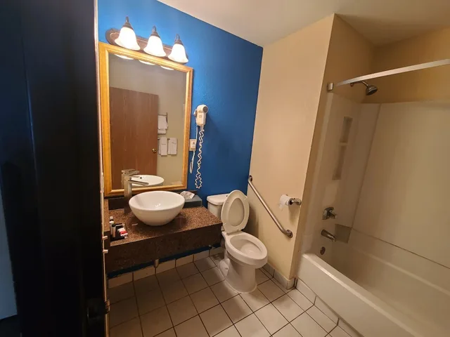 Room, King Bed, Baymont by Wyndham Perrysburg/Toledo 8/8