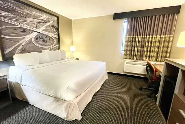 Standard, King Bed, Accessible, Super 8 By Wyndham St Charles 1/4